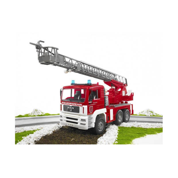 Bruder MAN brandweerwagen met werkende spuit licht en geluid (02771)