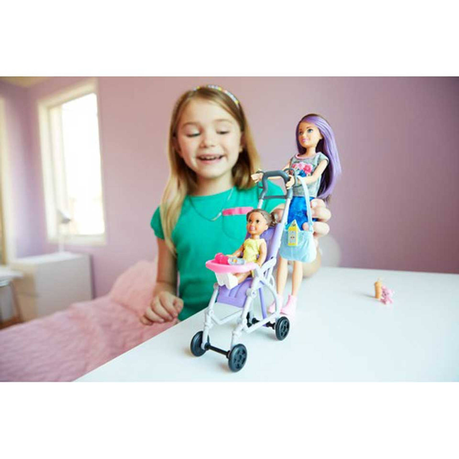 paspoort Sada Menda City Barbie Babysitter wandelwagen set | Blokker