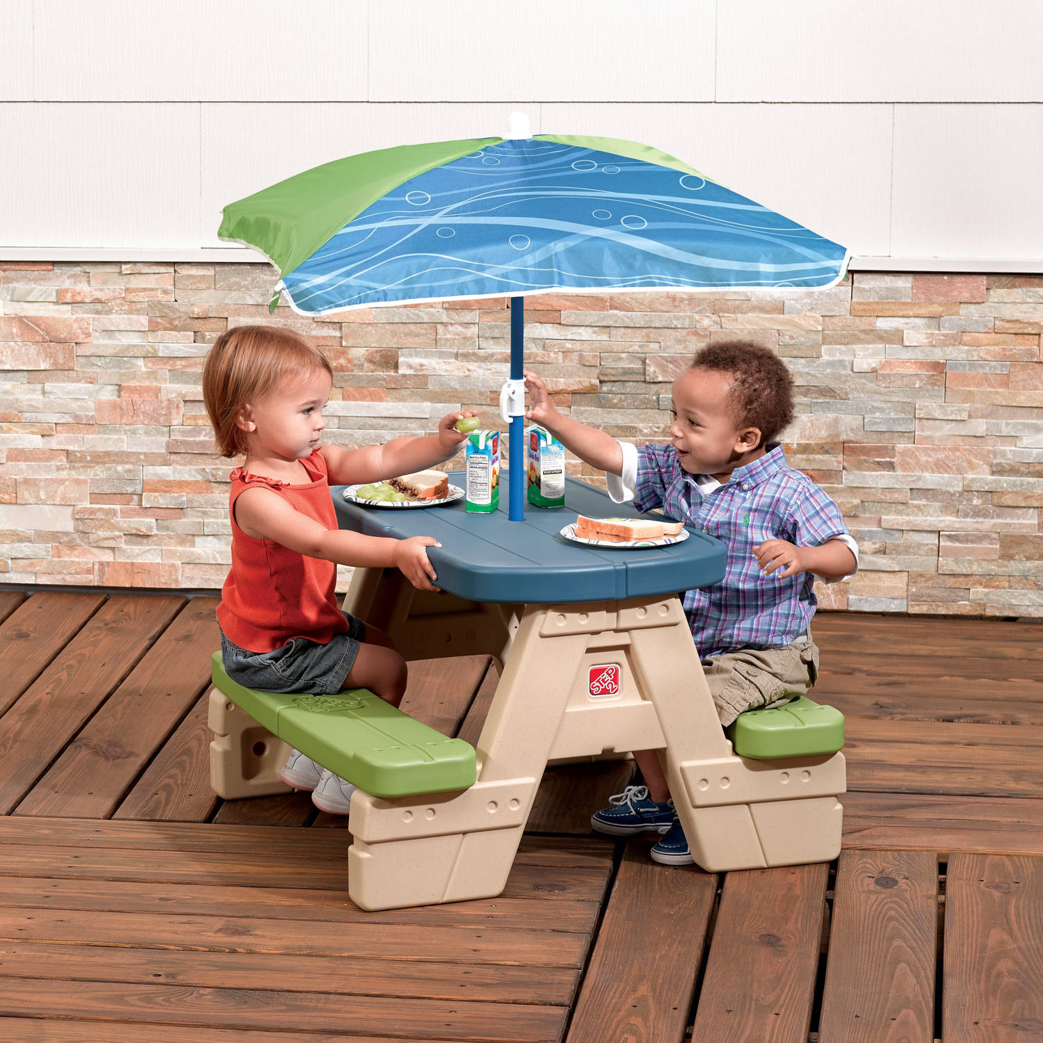 artikel George Stevenson in de rij gaan staan Step2 Sit and Play Picknicktafel voor 4 kinderen met parasol Picknick set  voor kind van plastic / kunststof | Blokker