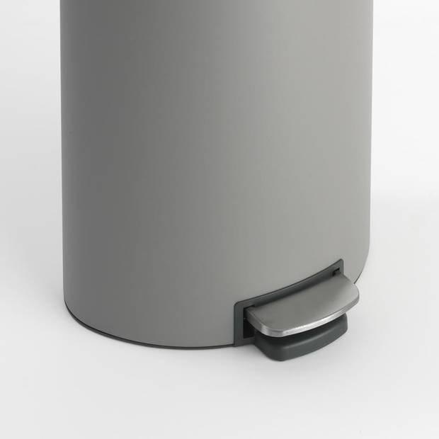 Brabantia FlatBack+ pedaalemmer 40 liter met kunststof binnenemmer - Mineral Concrete Grey