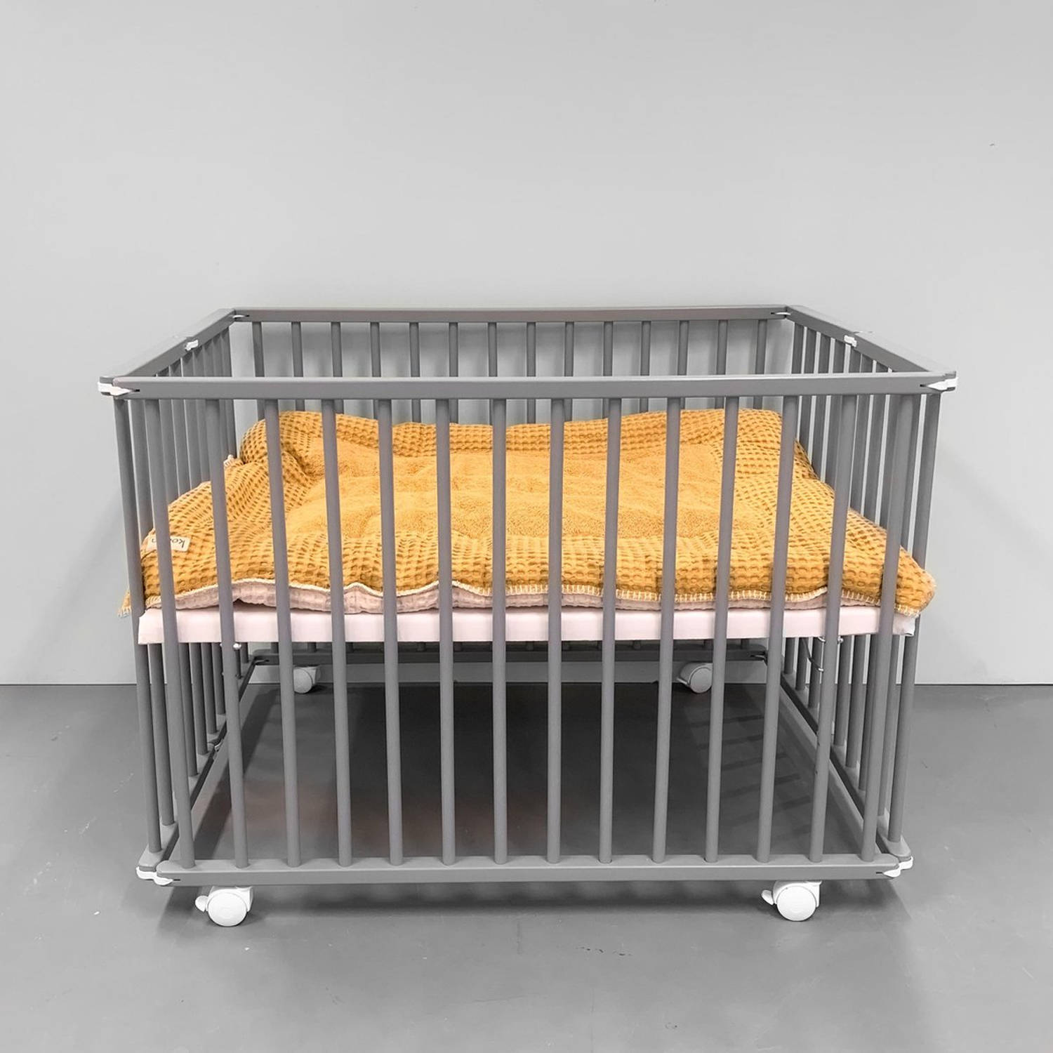 hop serie Crimineel Cabino Baby Box Inklapbaar Met In Hoogte Verstelbare Bodem Wit | Blokker