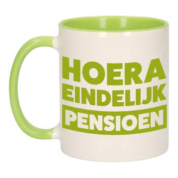 Groene pensioen VUT cadeau mok / beker - hoera eindelijk pensioen 300 ml - feest mokken
