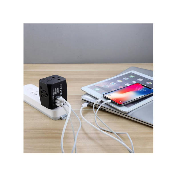 Universele Wereldstekker met 4 USB Poorten - Internationale Reisstekker voor 150+ landen - Zwart