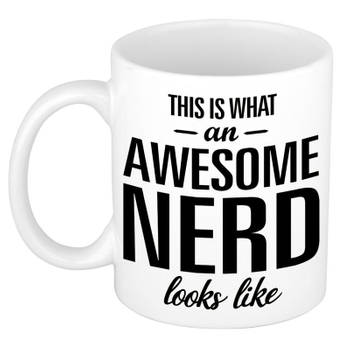 Awesome nerd / slimmerik cadeau mok / verjaardag beker 300 ml - feest mokken