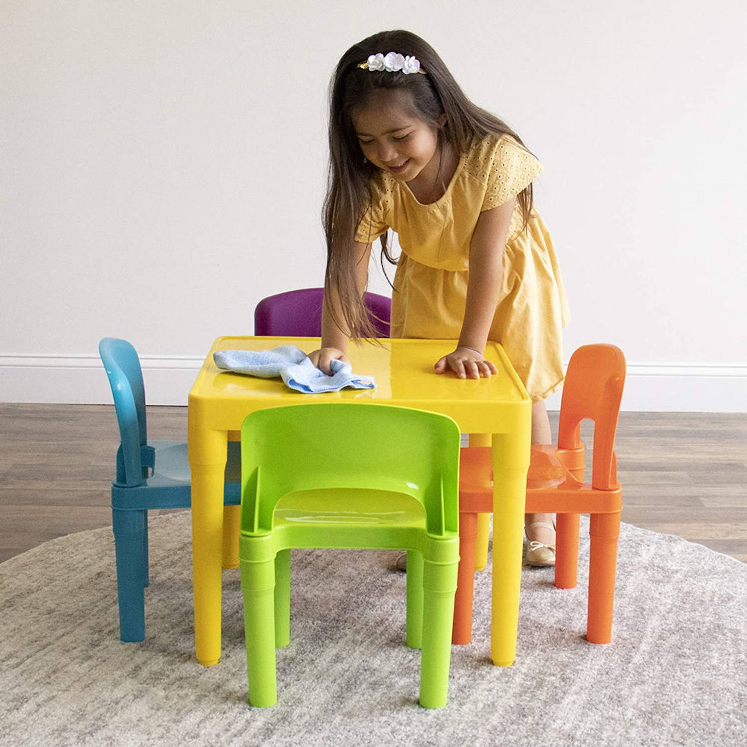 hand lanthaan is er Kindertafel met stoeltjes van kunststof - 1 tafel en 4 stoelen | Blokker