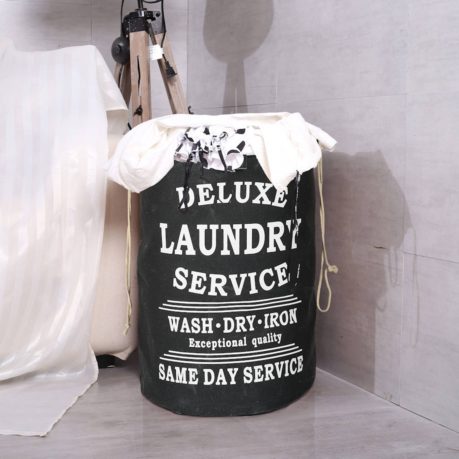 neerhalen Productief handicap Wasmand 50L - Rond - Tekst Deluxe Laundry Service -> Same Day Service- |  Blokker