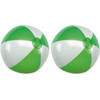 2x Waterspeelgoed groen/witte strandballen 28 cm - Strandballen