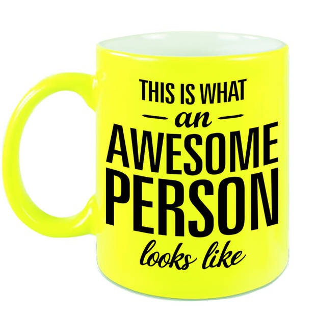 Awesome person / persoon fluor gele cadeau mok / verjaardag beker 330 ml - feest mokken