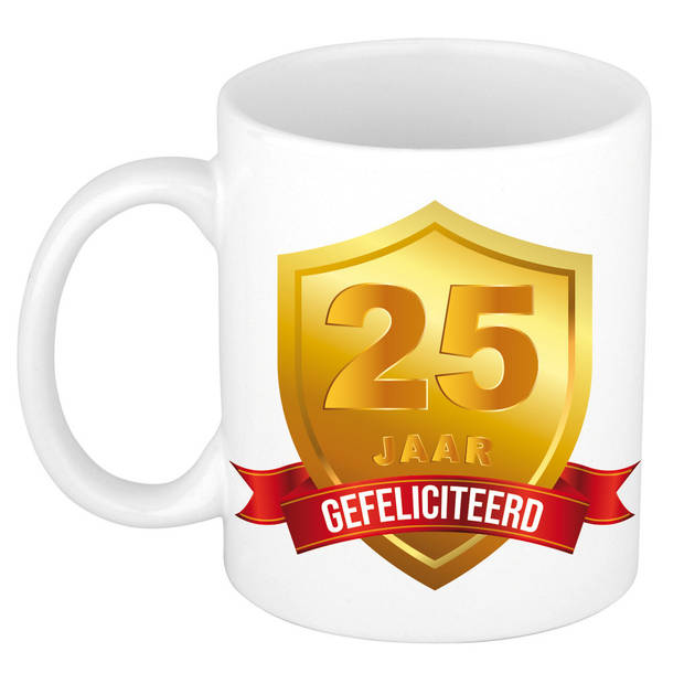 Gefeliciteerd 25 jaar jubileum/ verjaardag mok met gouden schild - feest mokken