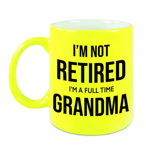 Not retired im a full time grandma mok / beker neon geel 330 ml - bedankt cadeau collega - feest mokken