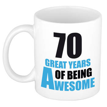 70 great years of being awesome cadeau mok / beker wit en blauw - verjaardagscadeau 70 jaar - feest mokken