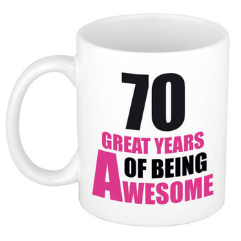 70 great years of being awesome cadeau mok / beker wit en roze - verjaardagscadeau 70 jaar - feest mokken
