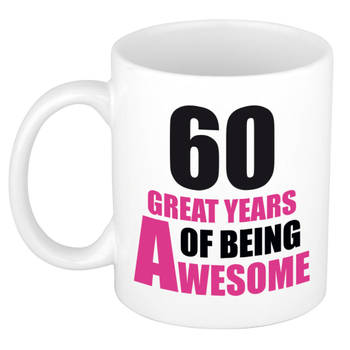 60 great years of being awesome cadeau mok / beker wit en roze - verjaardagscadeau 60 jaar - feest mokken