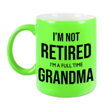 Not retired im a full time grandma mok / beker neon groen 330 ml - bedankt cadeau collega - feest mokken