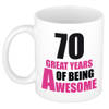 70 great years of being awesome cadeau mok / beker wit en roze - verjaardagscadeau 70 jaar - feest mokken