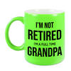 Im not retired im a full time grandpa mok / beker neon groen 330 ml bedankt cadeau collega - feest mokken