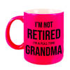 Not retired im a full time grandma mok / beker neon roze 330 ml - bedankt cadeau collega - feest mokken