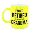 Not retired im a full time grandma mok / beker neon geel 330 ml - bedankt cadeau collega - feest mokken