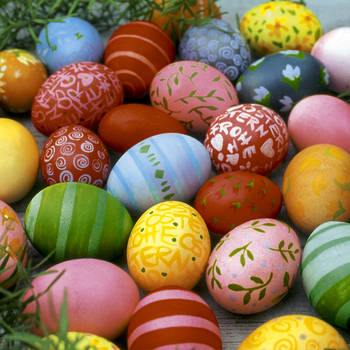 20x Servetten Pasen thema gekleurde eieren 33 x 33 cm - Feestservetten