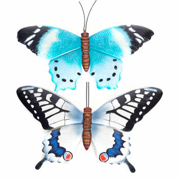 Set van 2x stuks tuindecoratie muur/wand vlinders van metaal in blauw en wit/blauw tinten 48 x 30 cm - Tuinbeelden
