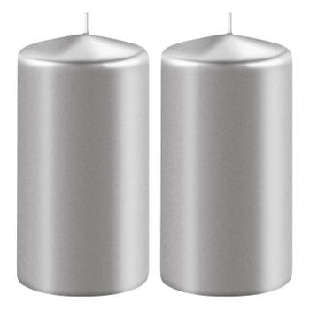 2x Metallic zilveren cilinderkaarsen/stompkaarsen 6 x 12 cm 45 branduren - Stompkaarsen