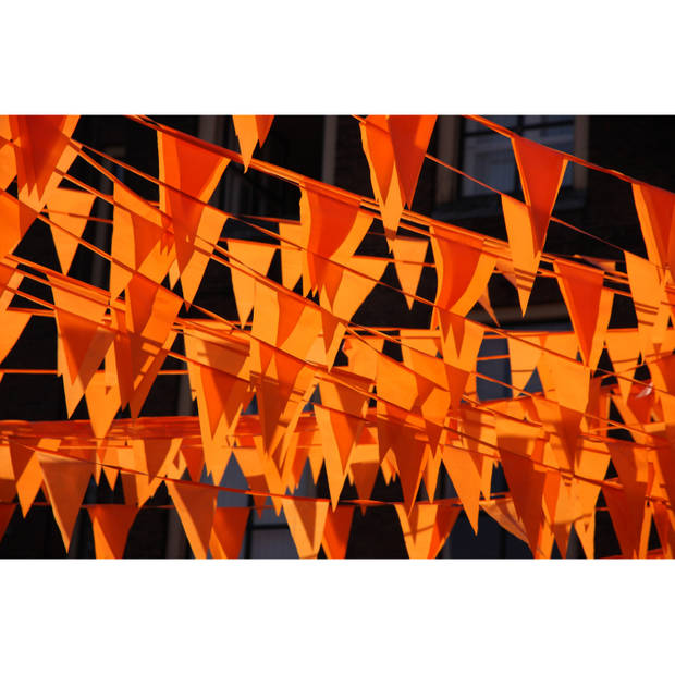 Oranje versiering buiten pakket 1x Holland banner 370x60 + 100 meter vlaggetjes - Feestpakketten