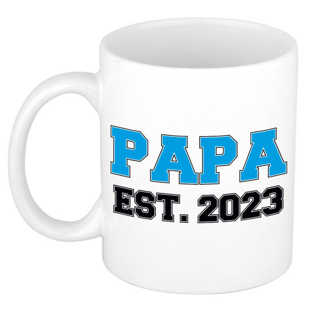 Papa est 2023 cadeau mok / beker wit met blauwe letters 300 ml - feest mokken