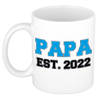 Papa est 2022 cadeau mok / beker wit met blauwe letters 300 ml - feest mokken