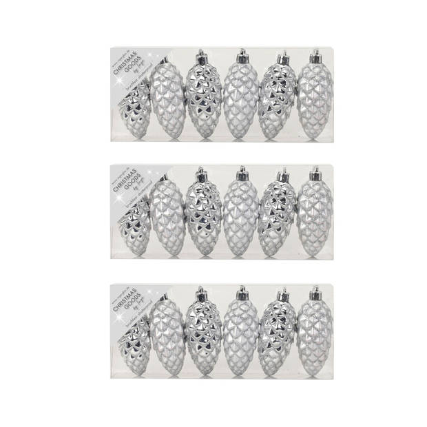 18x stuks kunststof kersthangers dennenappels zilver 9 cm kerstornamenten - Kersthangers