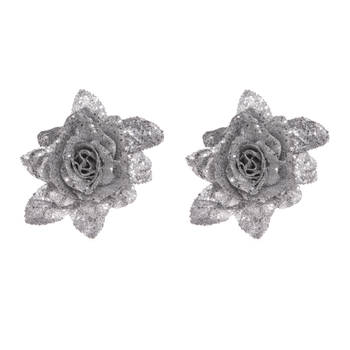 2x stuks decoratie bloemen roos zilver glitter met blad op clip 15 cm - Kunstbloemen
