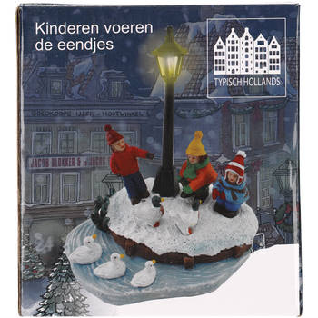 Kerstbeeldje Typisch Hollands: Kinderen voeren eendjes