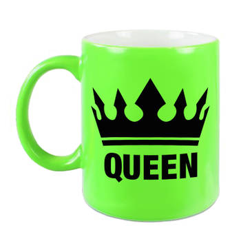 Cadeau Queen mok/ beker fluor neon groen met zwarte bedrukking 300 ml - feest mokken