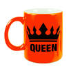 Cadeau Queen mok/ beker fluor neon oranje met zwarte bedrukking 300 ml - feest mokken