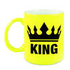Cadeau King mok/ beker fluor neon geel met zwarte bedrukking 300 ml - feest mokken