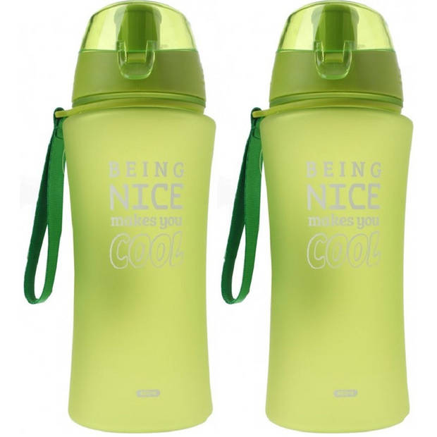 2x Groene sportfles/sportbeker met sportdop 480 ml Being nice makes you cool - Bidons