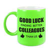 Good luck finding better colleagues than us mok / beker neon groen bedankt cadeau collega 300 ml - feest mokken