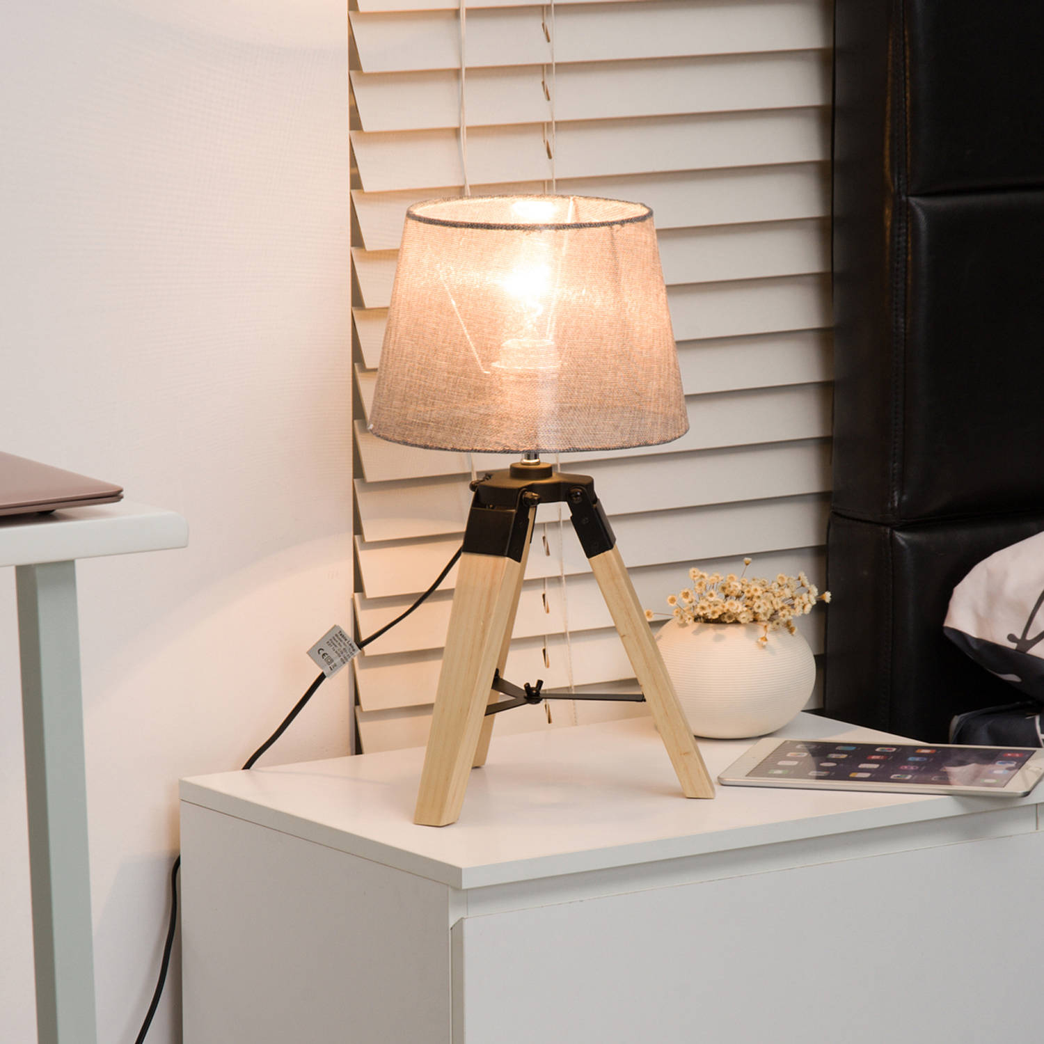 Bediening mogelijk tempo Herziening Tafel lamp - Nachtkast lamp - Stoffen kap en houten poten - Driepoot - 45  cm hoog | Blokker
