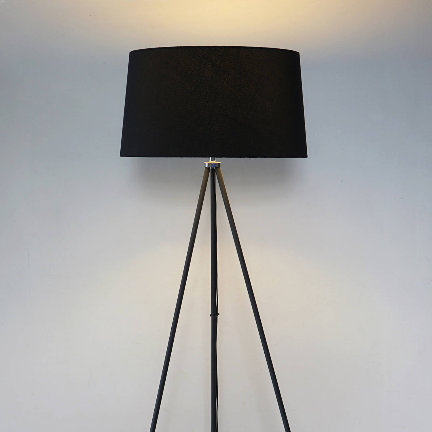 Gemoedsrust In tegenspraak Glad Staande vloerlamp op statief minimalistisch design - Staande lamp op  driepoot modern - Zwart - 40W - 48 x 156 cm | Blokker