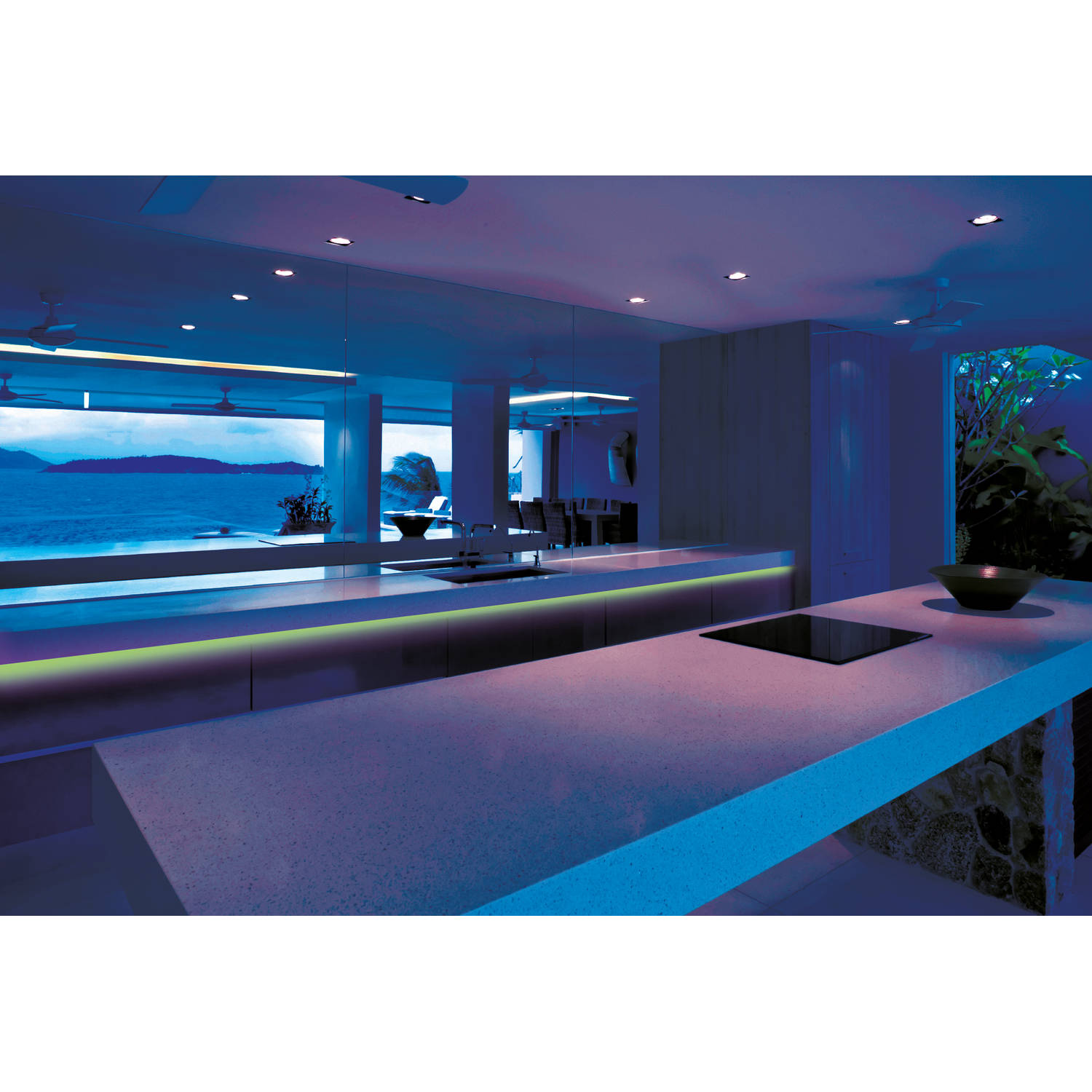 Afscheiden Electrificeren Reinig de vloer Grundig LED-Strip 3 meter - met Afstandsbediening - Zelfklevend -  Meerkleurig | Blokker
