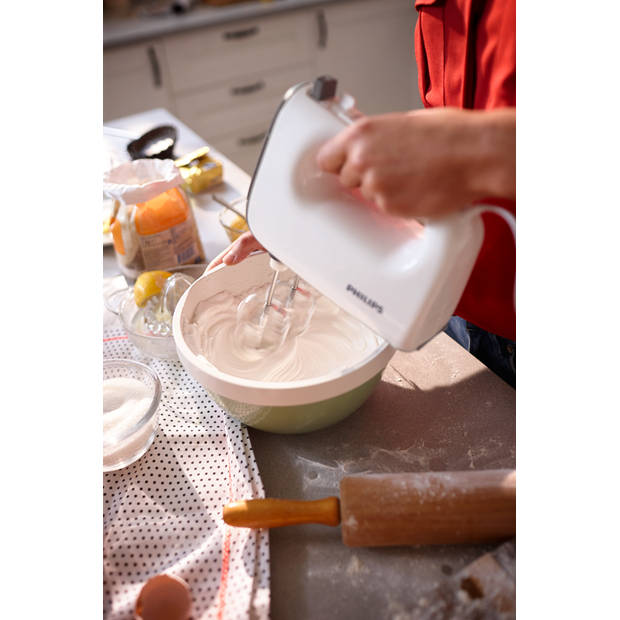 Met de Philips HR3740/00 mixer maakt u heerlijke luchtige cakes en brood voor uw gezin.