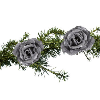 2x stuks kerstboomversiering bloemen op clip zilver en besneeuwd 9 cm - Kersthangers