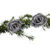 2x stuks kerstboomversiering bloemen op clip zilver en besneeuwd 9 cm - Kersthangers