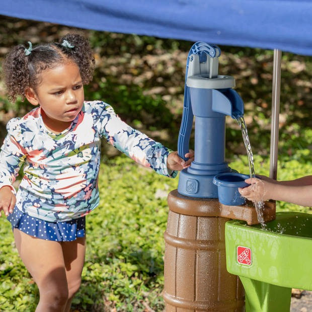 Step2 Pump & Splash Shady Oasis speelhuisje met waterspeelgoed Kunststof patio voor kinderen met waterpomp, watertafel