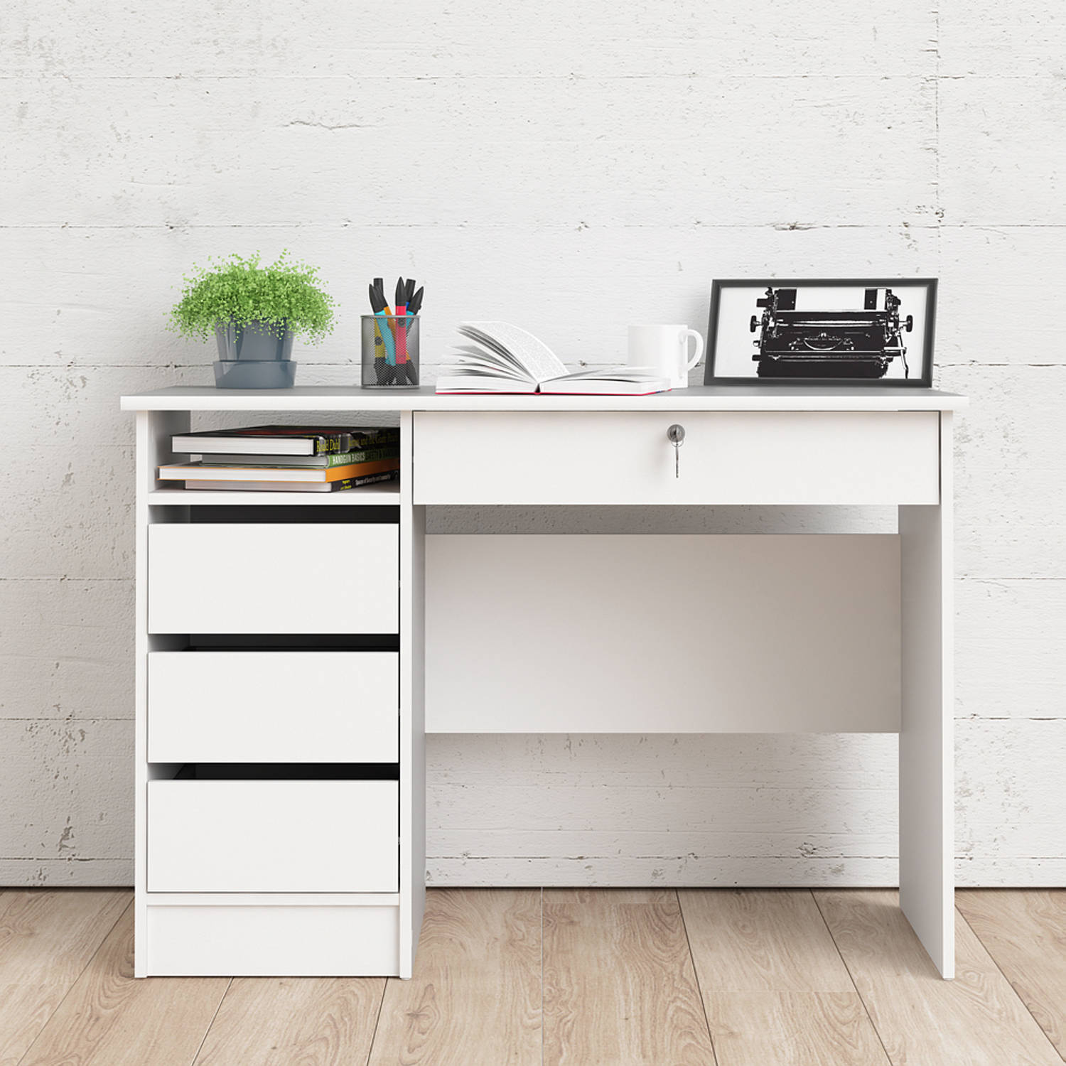 Plus bureau met 1 legplank, 3 kleine laden en 1 lade met sleutel, wit. | Blokker