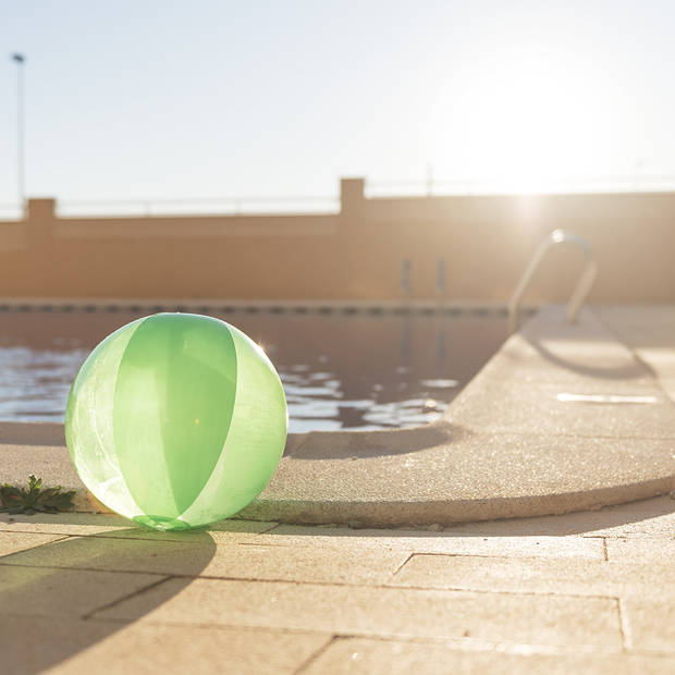 2x stuks opblaasbare strandballen plastic groen 28 cm - Strandballen
