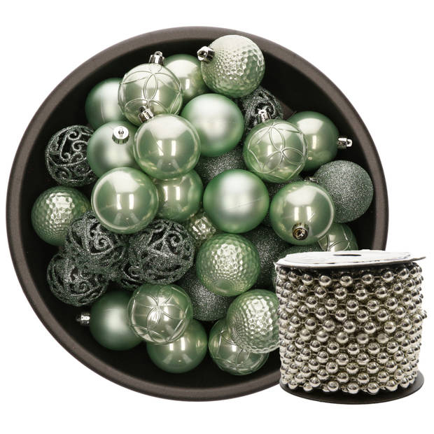 Kunststof kerstballen 37x stuks mintgroen 6 cm en kralenslinger zilver - Kerstbal