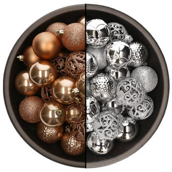74x stuks kunststof kerstballen mix van camel bruin en zilver 6 cm - Kerstbal