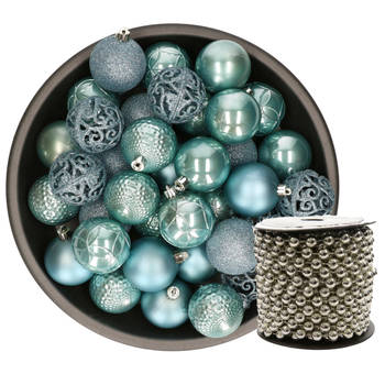 Kunststof kerstballen 37x stuks ijsblauw 6 cm en kralenslinger zilver - Kerstbal