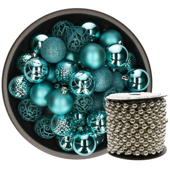 Kunststof kerstballen 37x stuks turquoise blauw 6 cm en kralenslinger zilver - Kerstbal