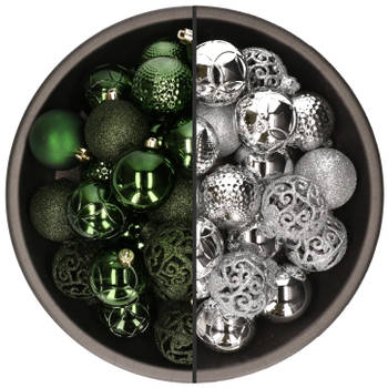 74x stuks kunststof kerstballen mix van zilver en donkergroen 6 cm - Kerstbal